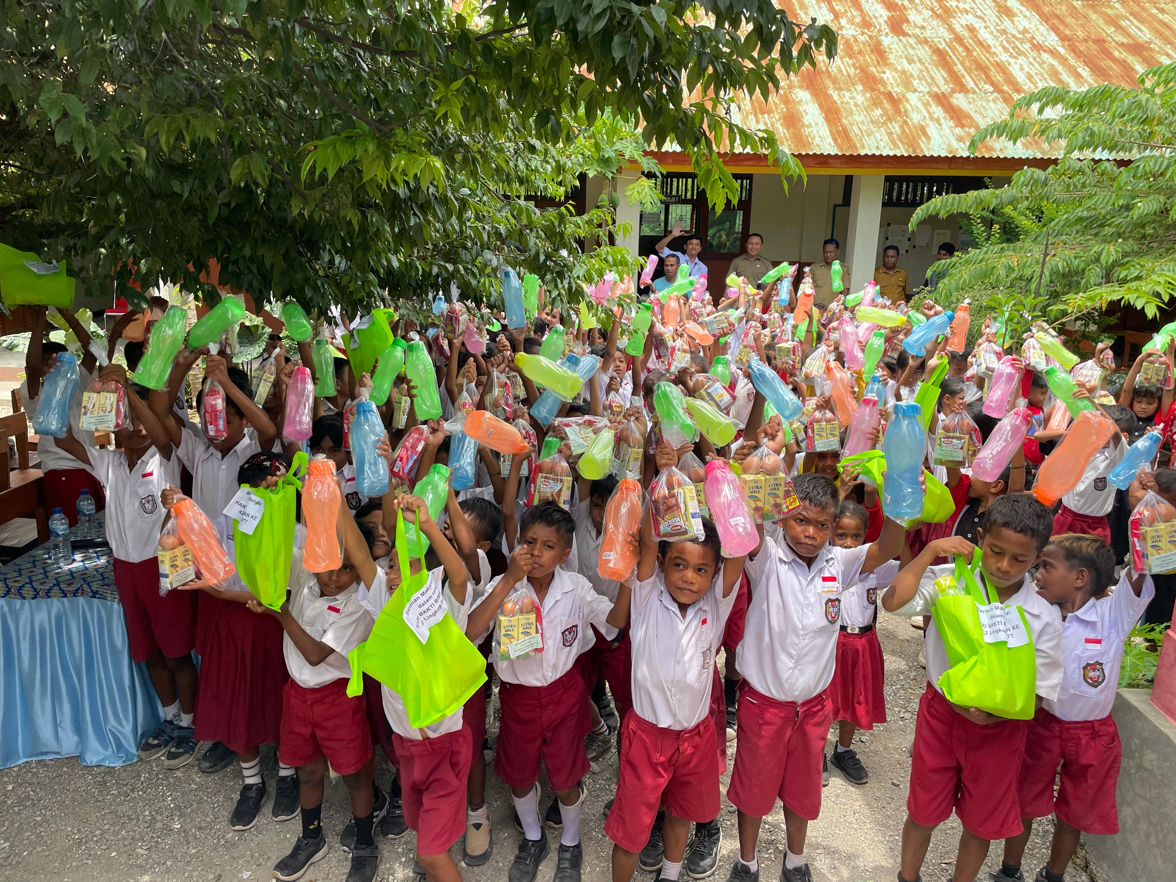 Pemberian Bingkisan Makan Bergizi kepada Siswa/i SD GMIT Baumata dan SDN Tolaka Indah