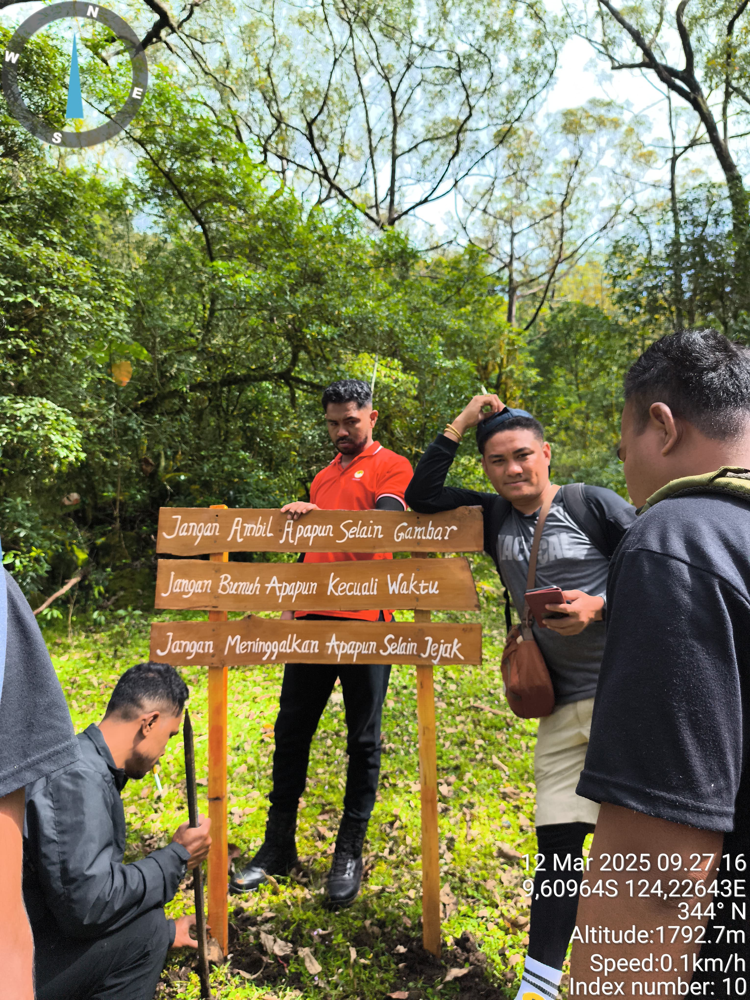 Pemasangan Papan Informasi di Taman Nasional Mutis Timau
