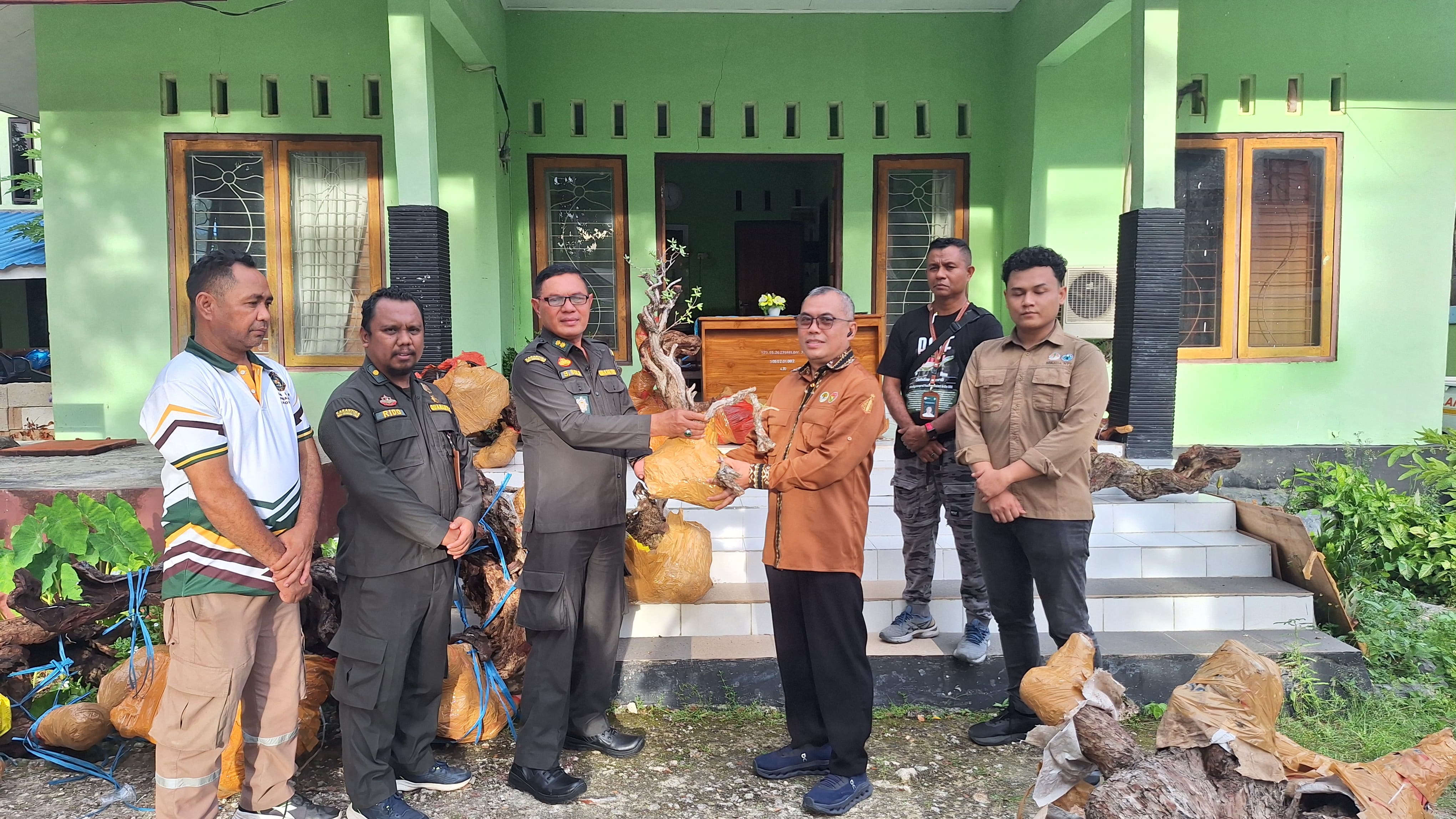 Serah Terima Barang Bukti Peredaran TSL Jenis Santigi dari BKHIT ke BBKSDA NTT